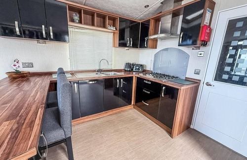 Hopton House | Stunning caravan with full sea views at Hopton Haven ref 80044S