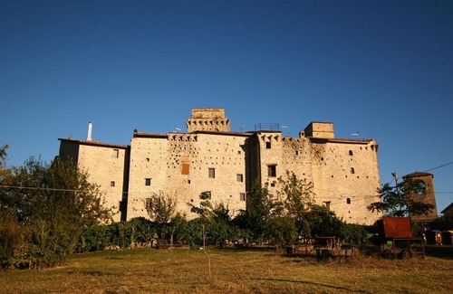 Barattano House | Stunning Castle in Gualdo Cattaneo with Shared Swimming Pool