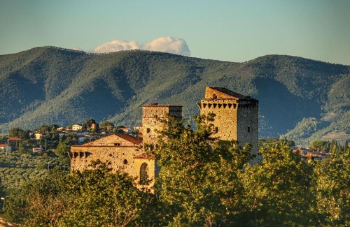 Barattano House | Stunning Castle in Gualdo Cattaneo with Shared Swimming Pool