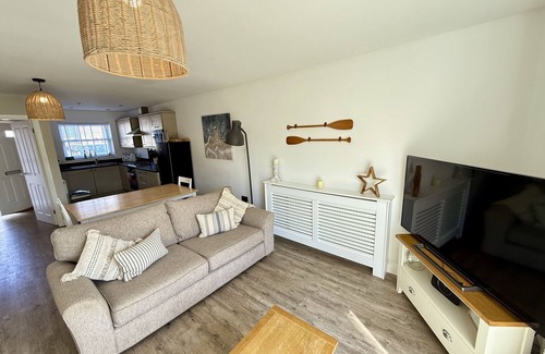 Muston Cottage | Stunning Coastal Cottage - Sleeping 5 in 2 Bedrooms - Pool and Beach Access Included.