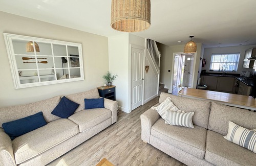 Muston Cottage | Stunning Coastal Cottage - Sleeping 5 in 2 Bedrooms - Pool and Beach Access Included.