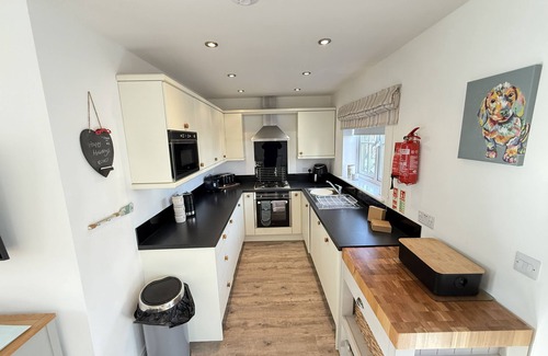 Filey Cottage | Stunning Coastal Cottage - Sleeping 5 in 2 Bedrooms - Pool and Beach Access Included.