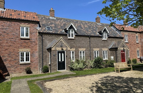 Filey Cottage | Stunning Coastal Cottage - Sleeping 5 in 2 Bedrooms - Pool and Beach Access Included.
