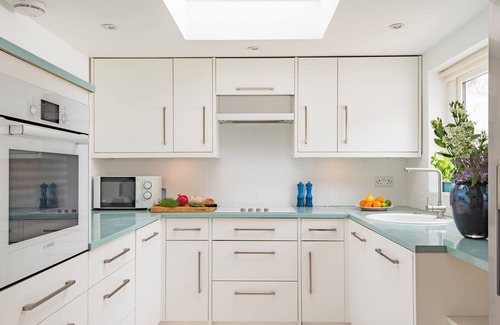 Deal House | Stunning coastal holiday home with sea views, sleeping 6 guests with 3 bathrooms in Kingsdown.