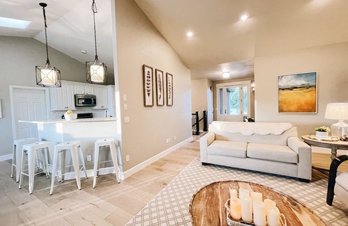 Montrose House | Stunning Colorado Casa w/Hot Tub, 25 min to BLK CNYN