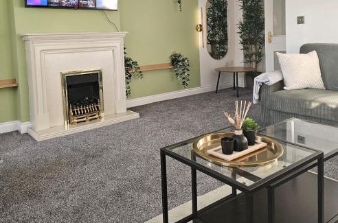 Wakefield House | Stunning Contractor home, Company workers WLC, Netflix