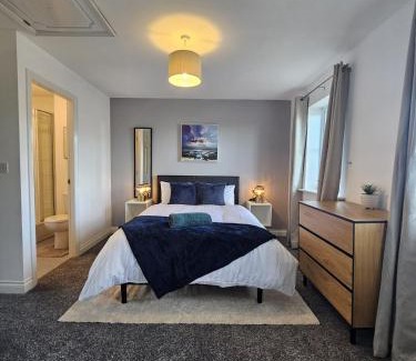 Wakefield House | Stunning Contractor home, Company workers WLC, Netflix