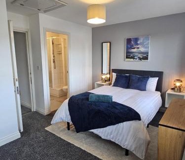 Wakefield House | Stunning Contractor home, Company workers WLC, Netflix