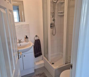 Wakefield House | Stunning Contractor home, Company workers WLC, Netflix