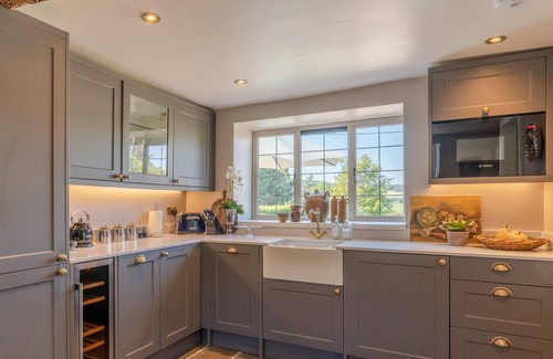 Snowshill Village House | Stunning Cotswold Cottage in Snowshill, Broughwood