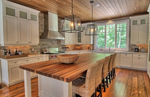 Muskoka Lakes Cottage | Stunning Cottage on Lake Joe! 6 bdrm,6 bath,2 slip boathouse! Water Toys Galore!
