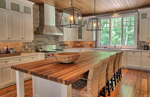 Muskoka Lakes Villa | Stunning Cottage on Lake Joe! 6 bdrm,6 bath,2 slip boathouse! Water Toys Galore!