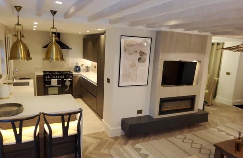 Llandudno House | Stunning Cottage, Sleeps 8 with Hot Tub. 1 min walk from beach!