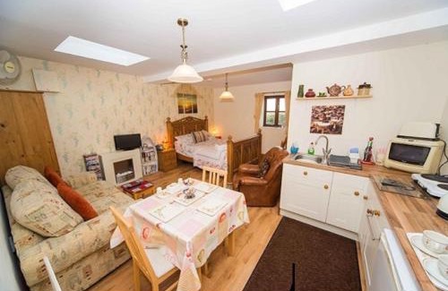 Raymonds Hill Bed & Breakfast | Stunning Countryside Views & Private Balcony! 3 Miles to Lyme Regis, Cosy Snug Room - Free Parking & WiFi