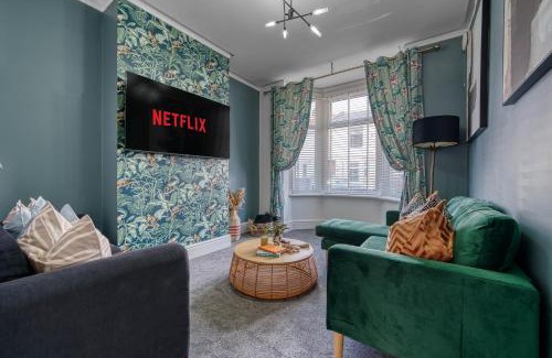 Southsea House | Stunning Design 3-Bedroom Townhouse Retreat in Southsea, Sleeps 8, Chic and Spacious with Free Parking Permit, WORK CONTRACTORS SPECIAL OFFER AVAILABLE! - by Blue Puffin Stays