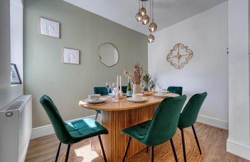 Southsea House | Stunning Design 3-Bedroom Townhouse Retreat in Southsea, Sleeps 8, Chic and Spacious with Free Parking Permit, WORK CONTRACTORS SPECIAL OFFER AVAILABLE! - by Blue Puffin Stays