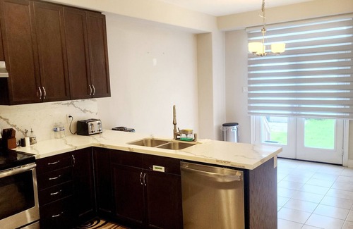 Innisfil House | Stunning Entire Home 4 Bedroom - Near HWY 400.n(Basement not included)