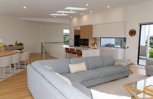 Middleton House | Stunning Family Home Ocean Views - 1 min walk from the beach!