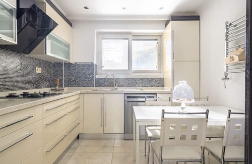 Caddebostan Mahallesi Apartment | Stunning Flat with Terrace in Caddebostan