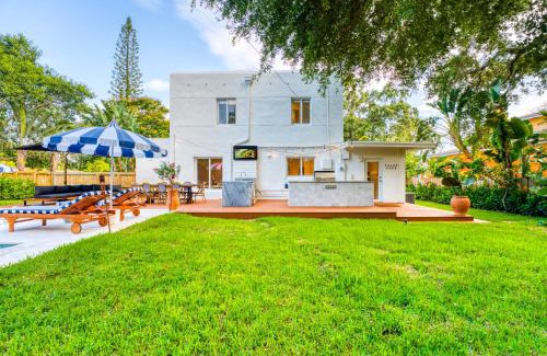 East Little Havana Villa | Stunning Historic Villa with Jacuzzi Heated Pool and Resort style Backyard