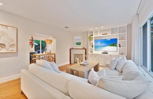 East Little Havana Villa | Stunning Historic Villa with Jacuzzi Heated Pool and Resort style Backyard