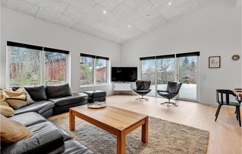 Farvang House | Stunning Home In Fårvang With Wifi