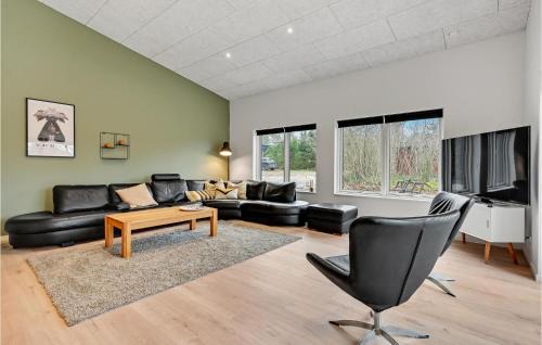 Farvang House | Stunning Home In Fårvang With Wifi