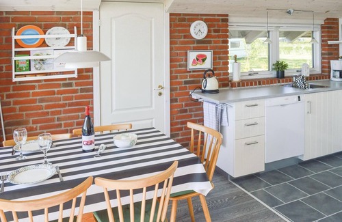 Haslevgarde House | Stunning home in Hadsund with kitchen