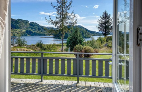 Fjaler House | Stunning home in Korssund with house a panoramic view