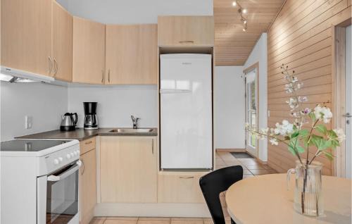 Pandrup House | Stunning Home In Pandrup With Kitchen