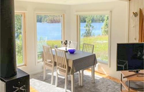 Rorvattnet House | Stunning Home In Rötviken With Kitchen