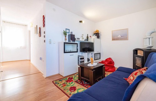 Rovanjska House | Stunning home in Rovanjska with WiFi