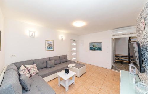 Slatine House | Stunning Home In Slatine With Kitchen