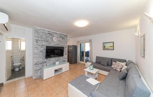 Slatine House | Stunning Home In Slatine With Kitchen