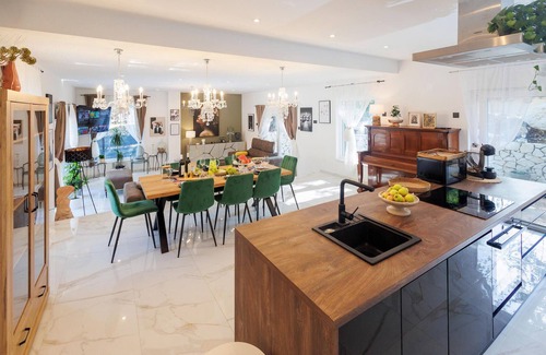 Zagvozd House | Stunning home in Zagvozd with kitchen