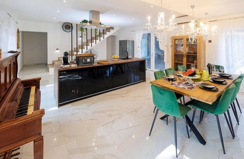 Zagvozd House | Stunning home in Zagvozd with kitchen