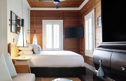 Historic Seaport Hotel | Stunning Key West Stay Perfect for a Romantic Escape! Pool, Free Breakfast