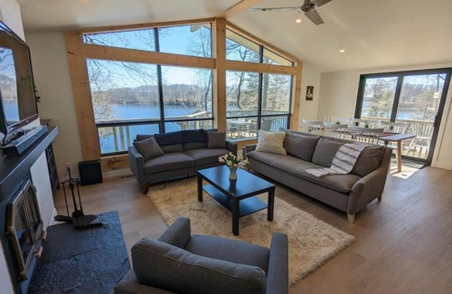 Cressy House | Stunning lakefront 4 season cottage in PEC