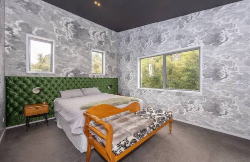 Albert Town House | stunning loft with mountain views of the famous Mount Iron