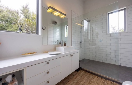 Albert Town House | stunning loft with mountain views of the famous Mount Iron