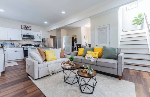 Church Street House | Stunning modern home with Chef's kitchen + Game Room Near Zoo ATL & GA Aquarium