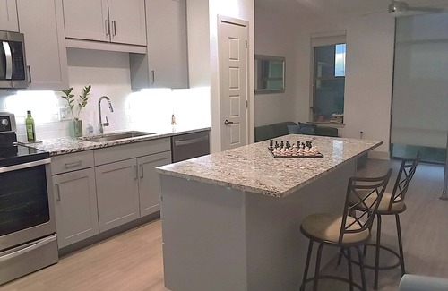 Garland Apartment | STUNNING MODERN LUXURY EXECUTIVE SUITE 1 bd apt PENTHOUSE VIBES