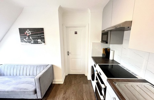 West Hendon Apartment | Stunning Modern, Private Apartment, 15 Mins To Central London