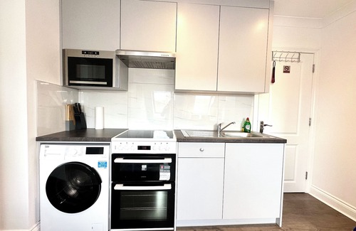 West Hendon Apartment | Stunning Modern, Private Apartment, 15 Mins To Central London