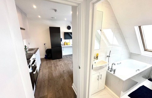 West Hendon Apartment | Stunning Modern, Private Apartment, 15 Mins To Central London