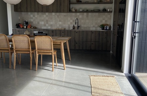 Waihi Beach House | Stunning Modern * Quiet * Family Friendly * Walk to beach & shops. Sleeps 10
