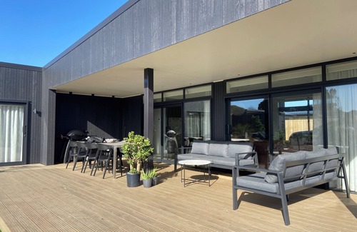 Waihi Beach House | Stunning Modern * Quiet * Family Friendly * Walk to beach & shops. Sleeps 10