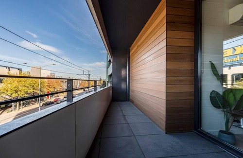 Richmond North Apartment | Stunning Modern Style with a Gym, Pool and Spa
