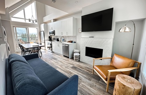 Canmore House | Stunning Mountain View Townhouse | 10 MinWalk to Downtown with/Hot Tub & Pool
