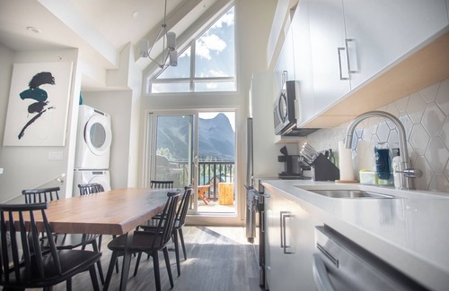 Canmore House | Stunning Mountain View Townhouse | 10 MinWalk to Downtown with/Hot Tub & Pool
